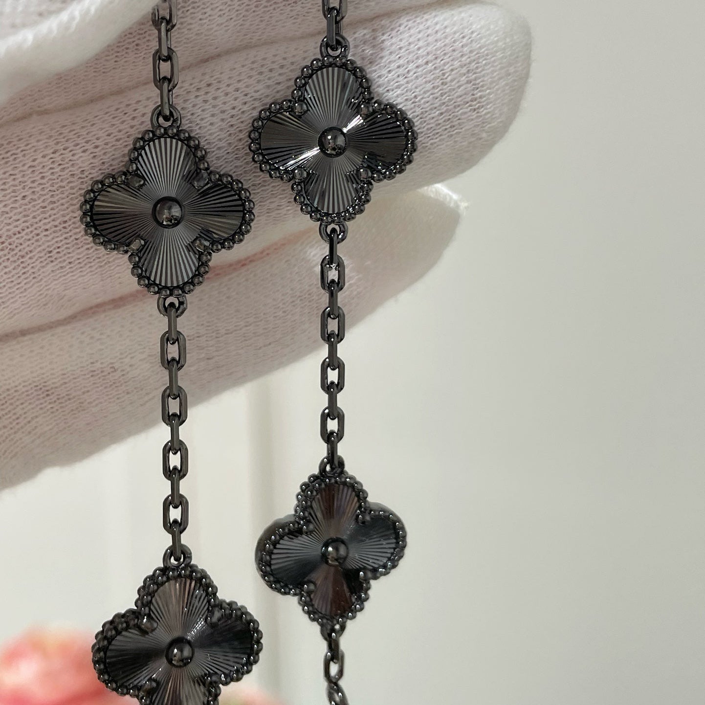[Liorra]CLOVER 5 MOTIF BLACK BRACELET