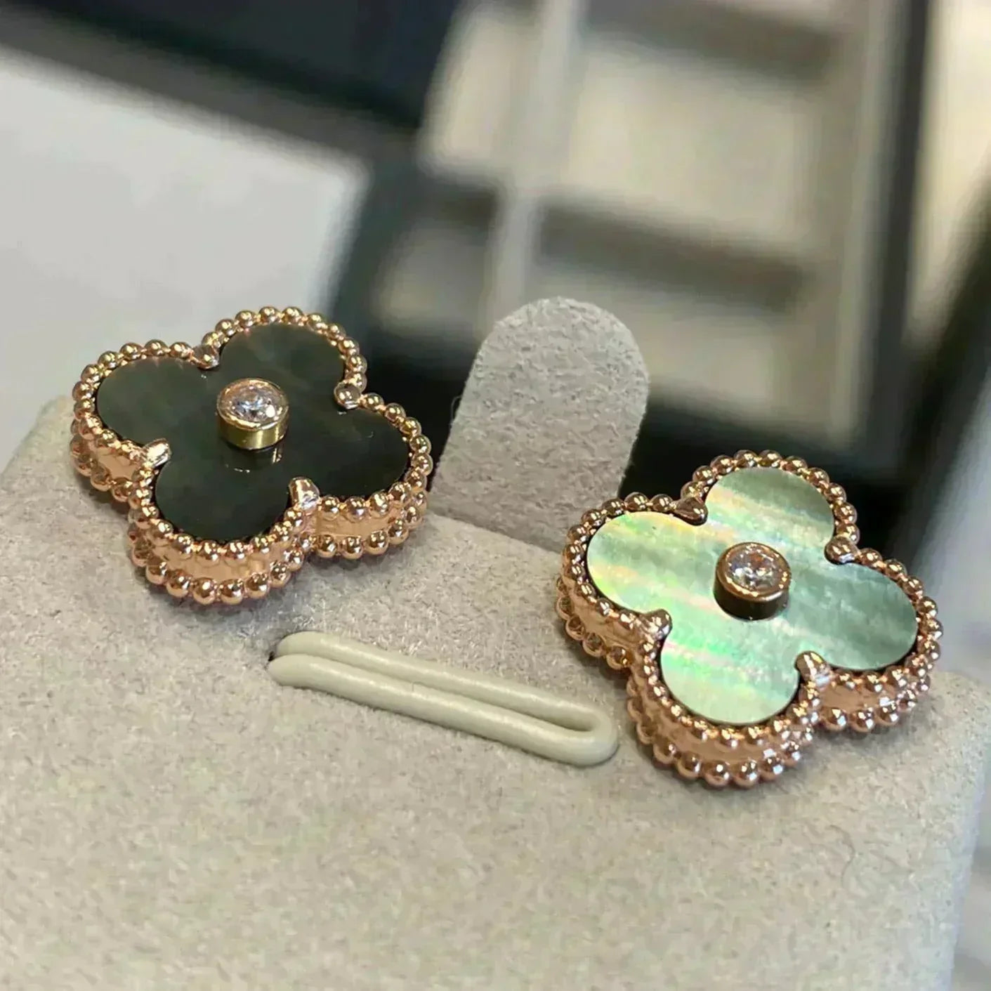 [Liorra]CLOVER MEDIUM 1 MOTIFS GRAY MOP  DIAMOND EARRINGS