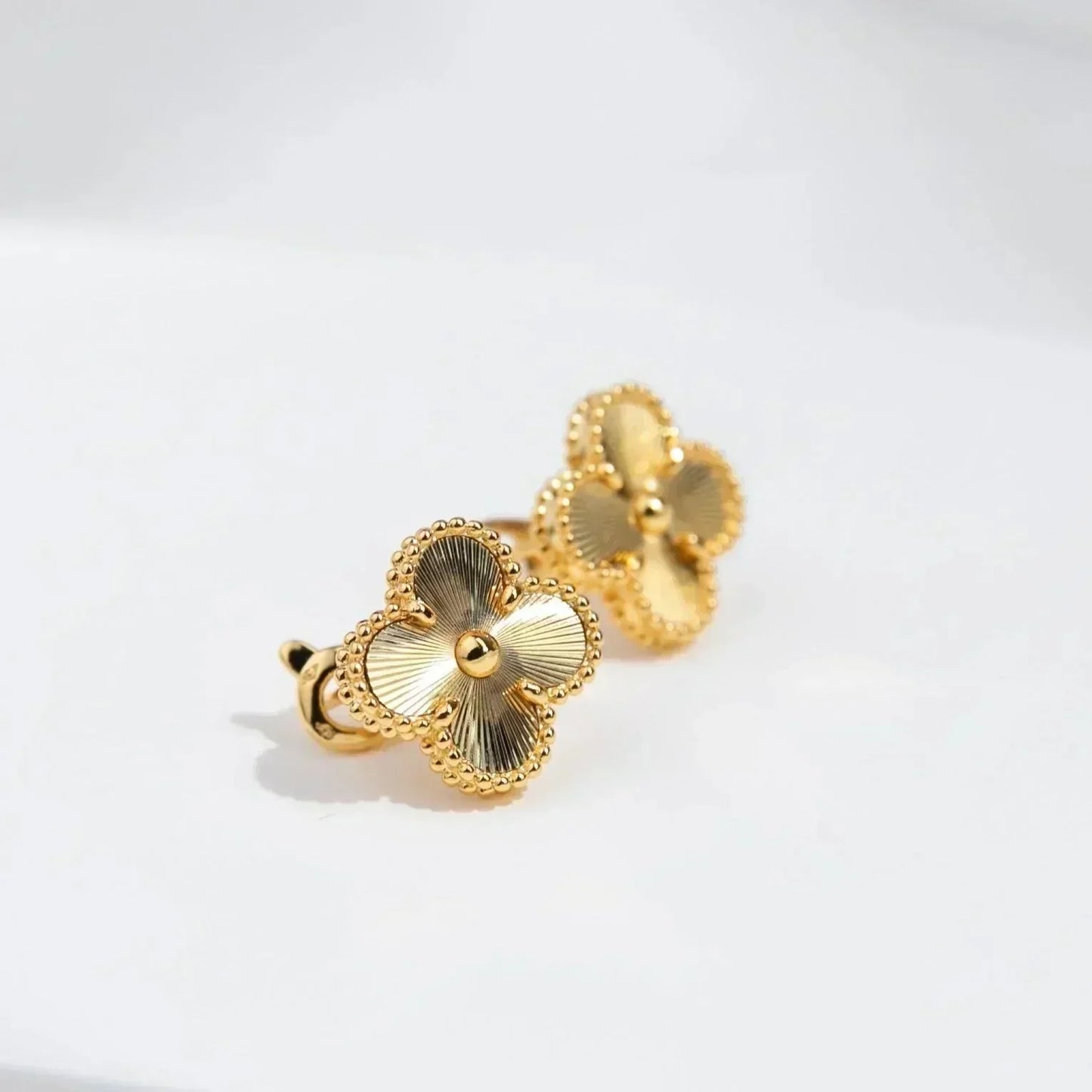 [Liorra]CLOVER MEDIUM 1 MOTIFS LASER EARRINGS