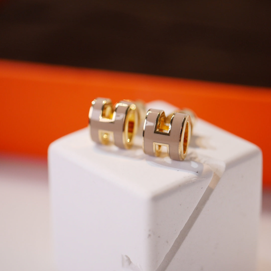 [Liorra]MINI POP H GOLD EARRINGS GREY