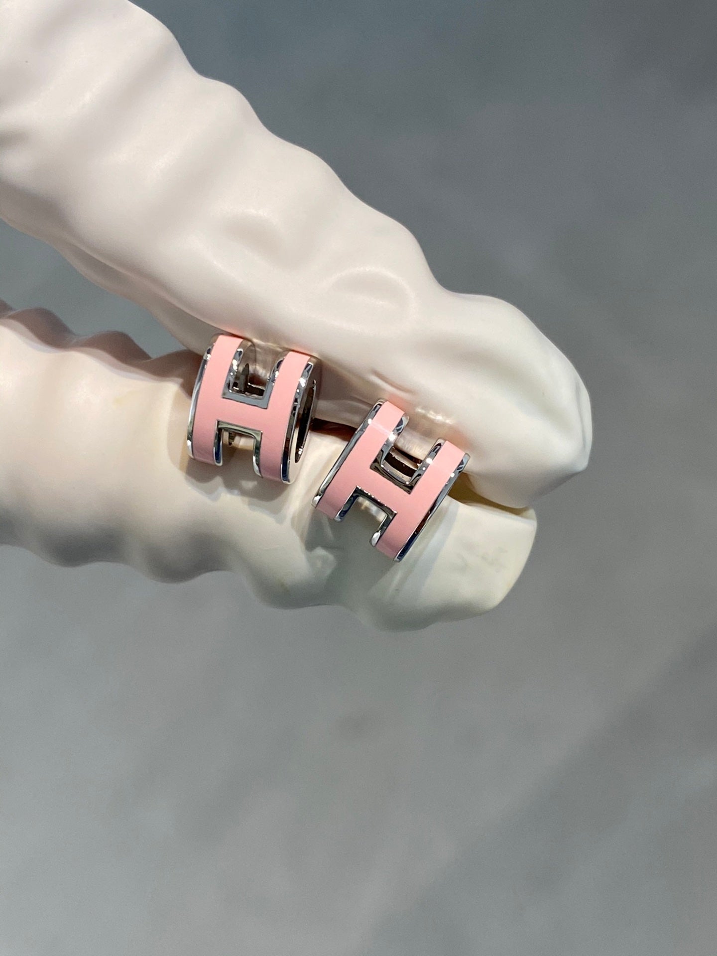 [Liorra]MINI POP H SILVER EARRINGS PINK