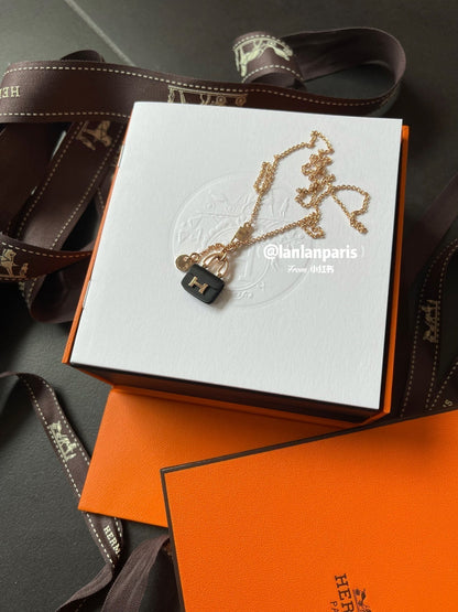 [Liorra]CONSTANCE BLACK PEDANT PINK GOLD NECKLACE