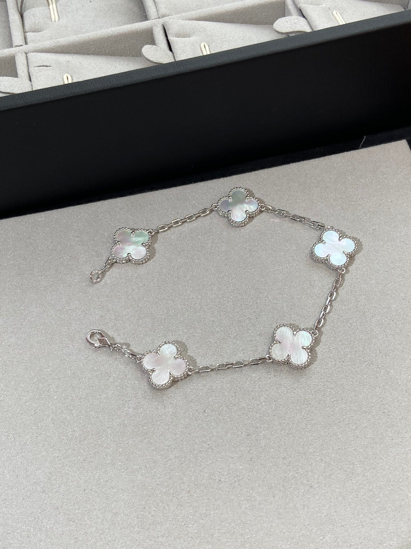 [Liorra]CLOVER WHITE PEARL MOP 5 MOTIF BRACELET COLLECTION