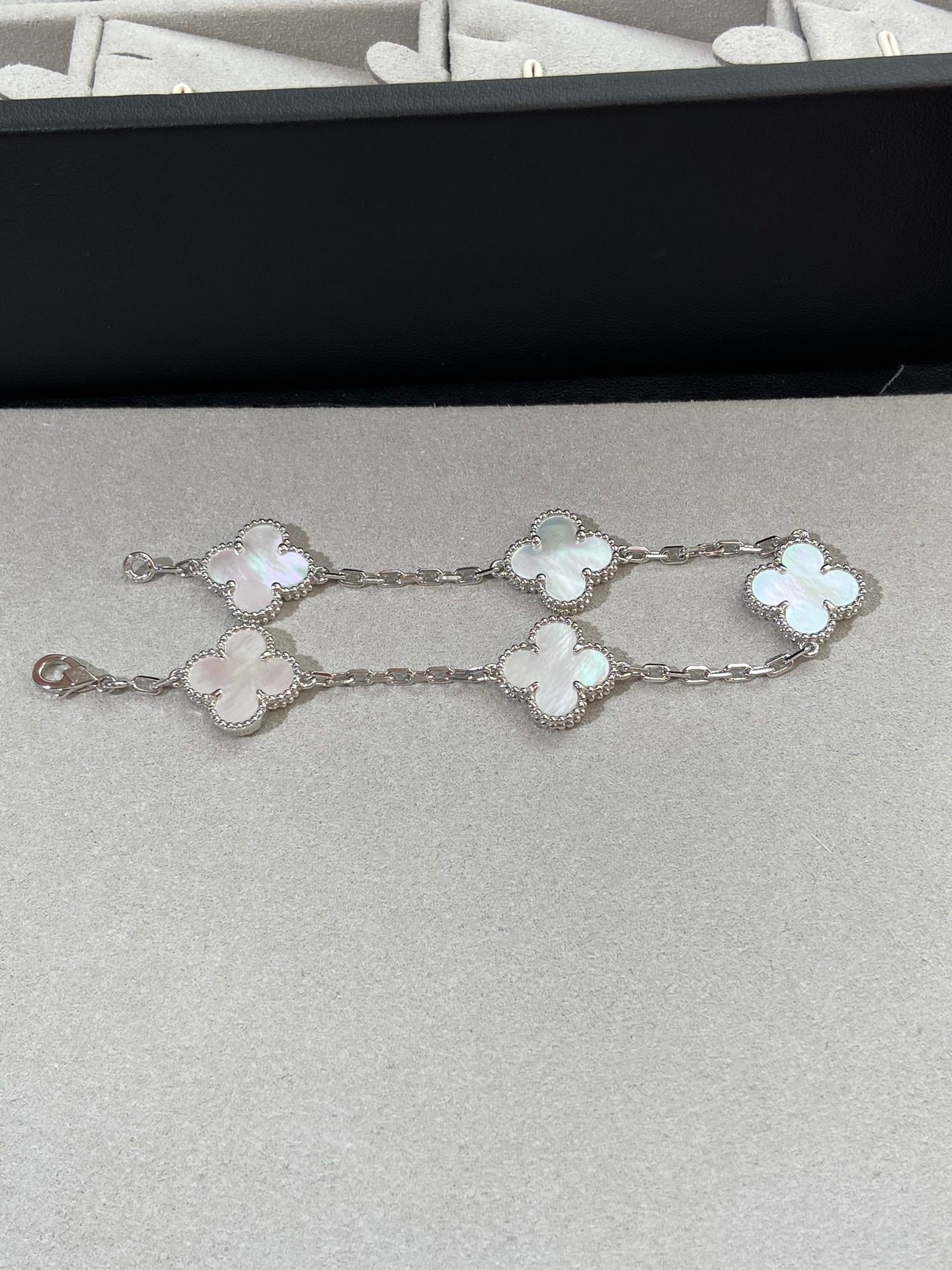 [Liorra]CLOVER WHITE PEARL MOP 5 MOTIF BRACELET COLLECTION