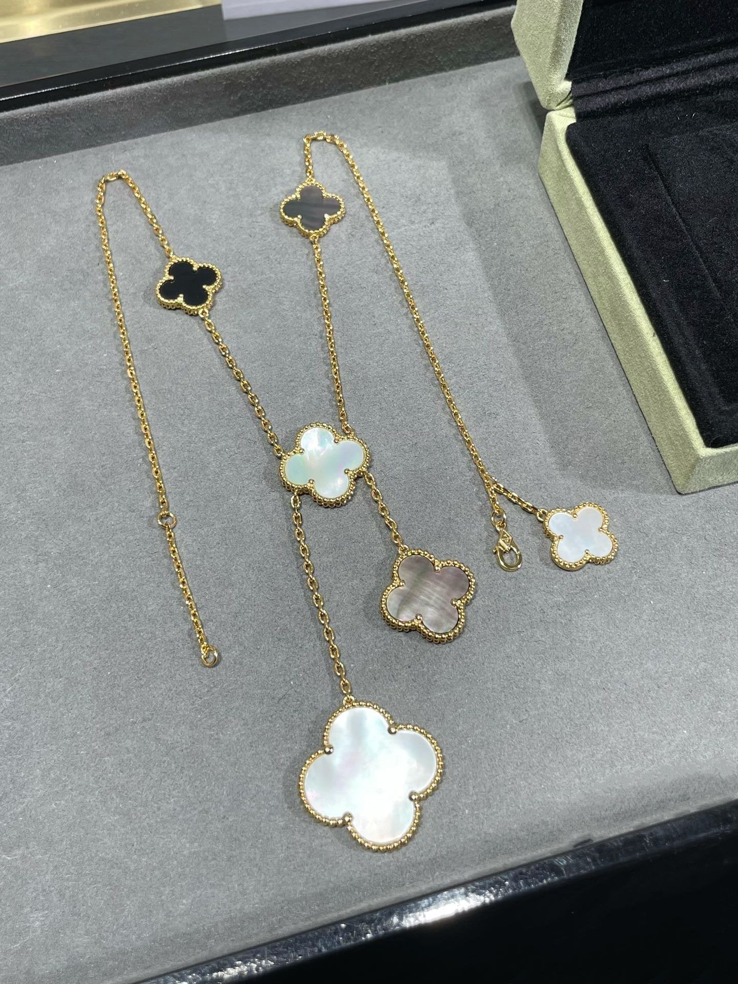 [Liorra]CLOVER 6 MOTIF MOP ONYX GOLD NECKLACE