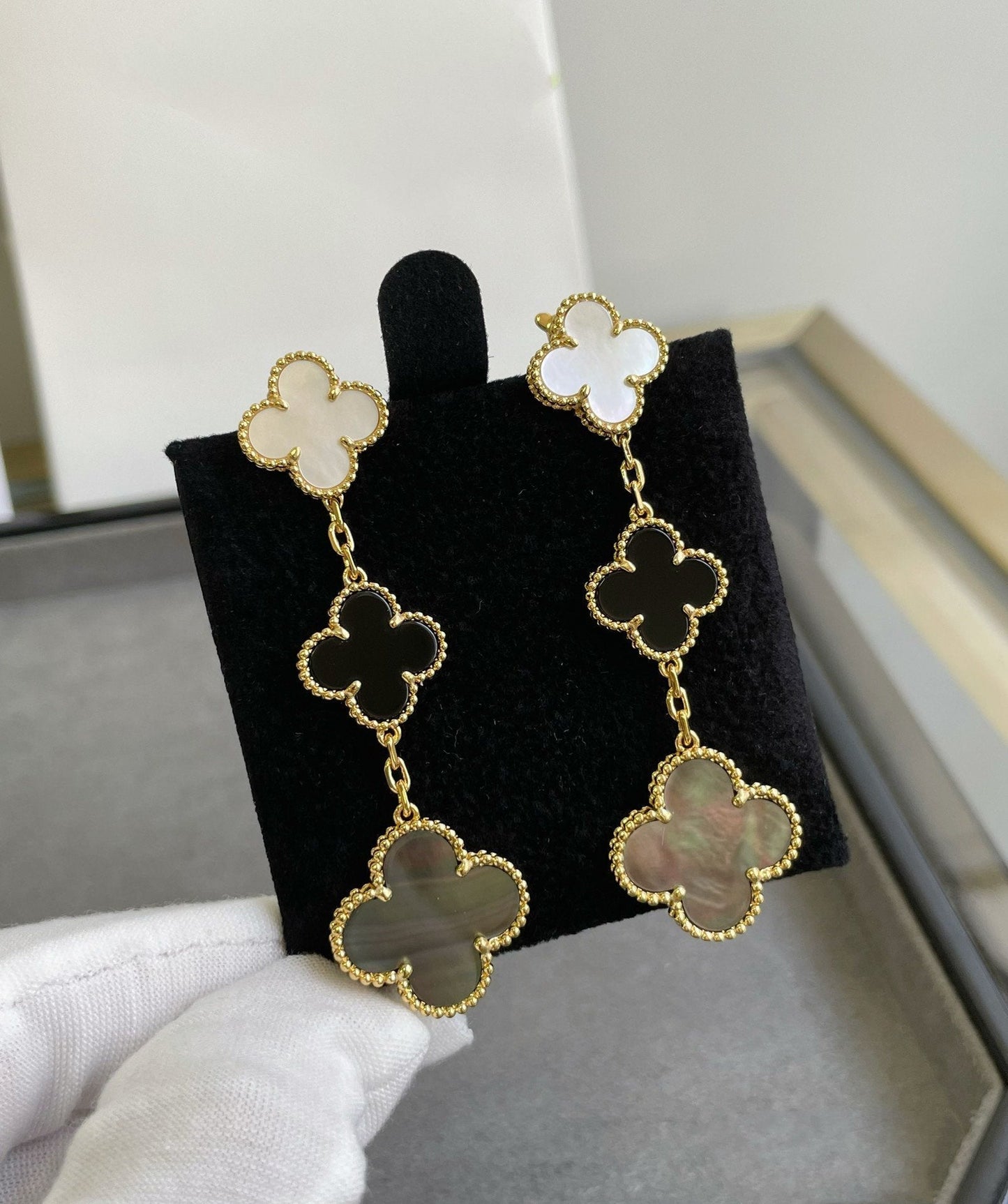 [Liorra]CLOVER 3 MOTIF MOP ONYX DARK MOP PINK GOLD EARRINGS