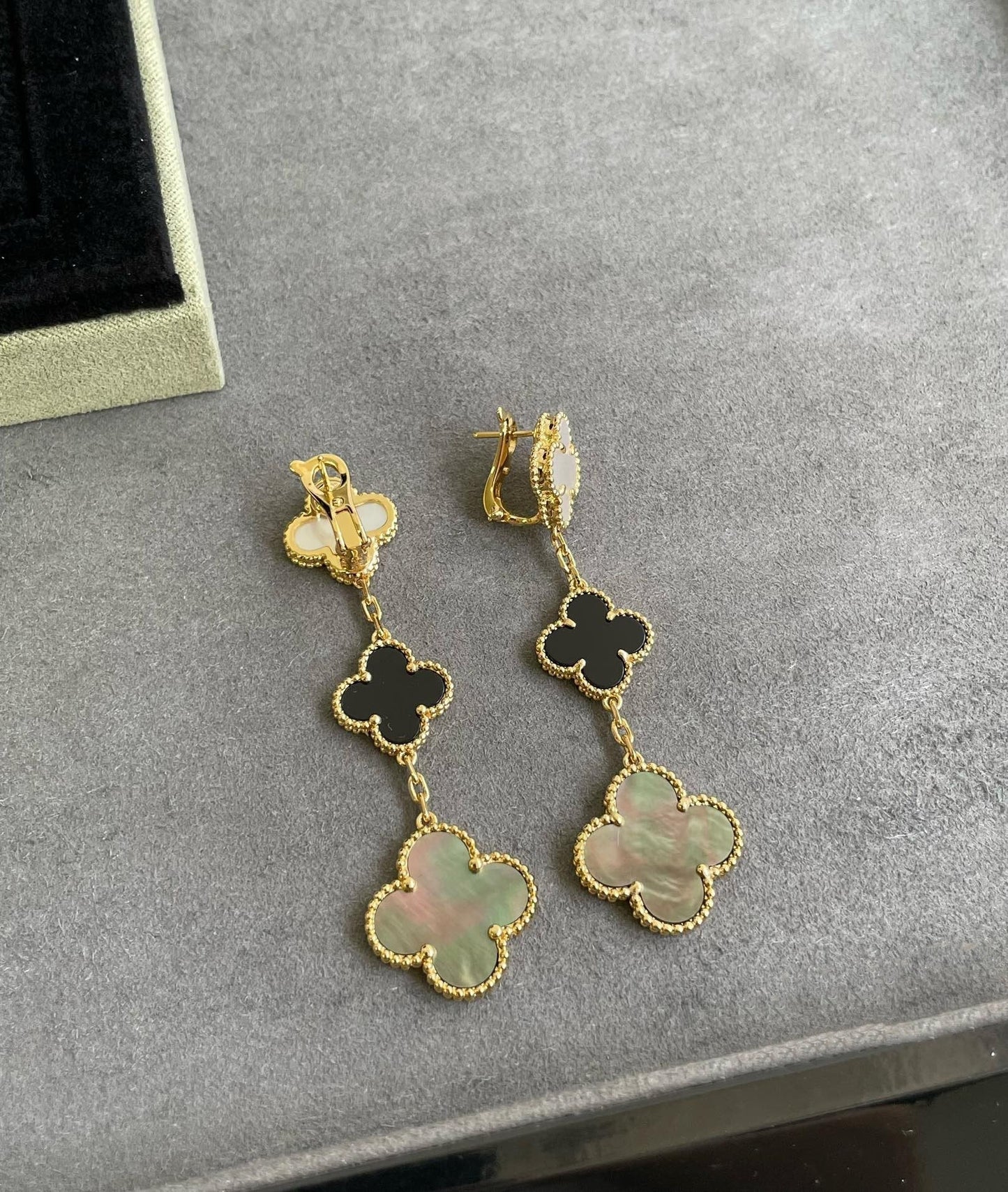 [Liorra]CLOVER 3 MOTIF MOP ONYX DARK MOP PINK GOLD EARRINGS