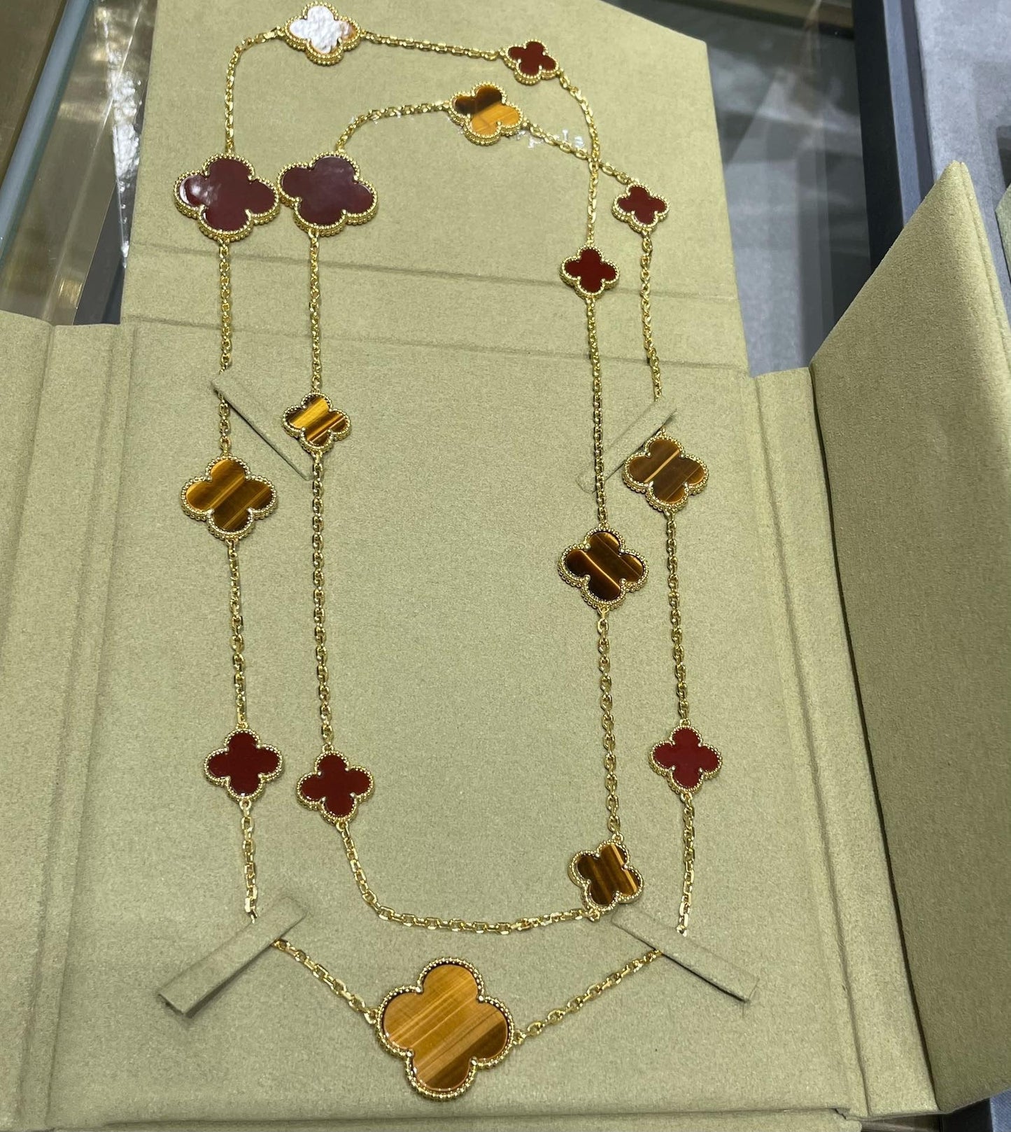 [Liorra]CLOVER 16 MOTIF CARNELIAN TIGER EYE Liorra GOLD NECKLACE