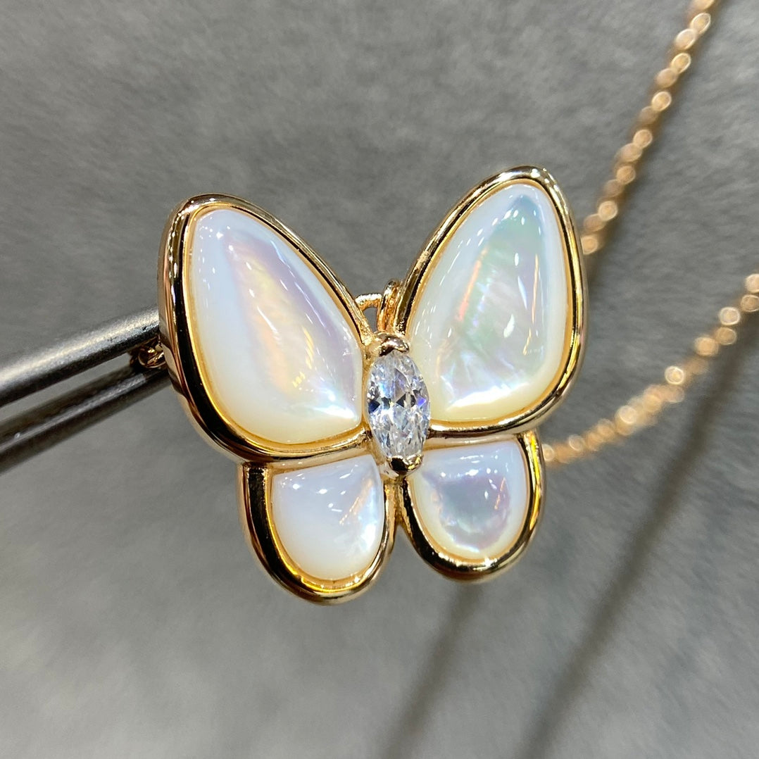 [Liorra]BUTTERFLY MOP DIAMOND NECKLACE