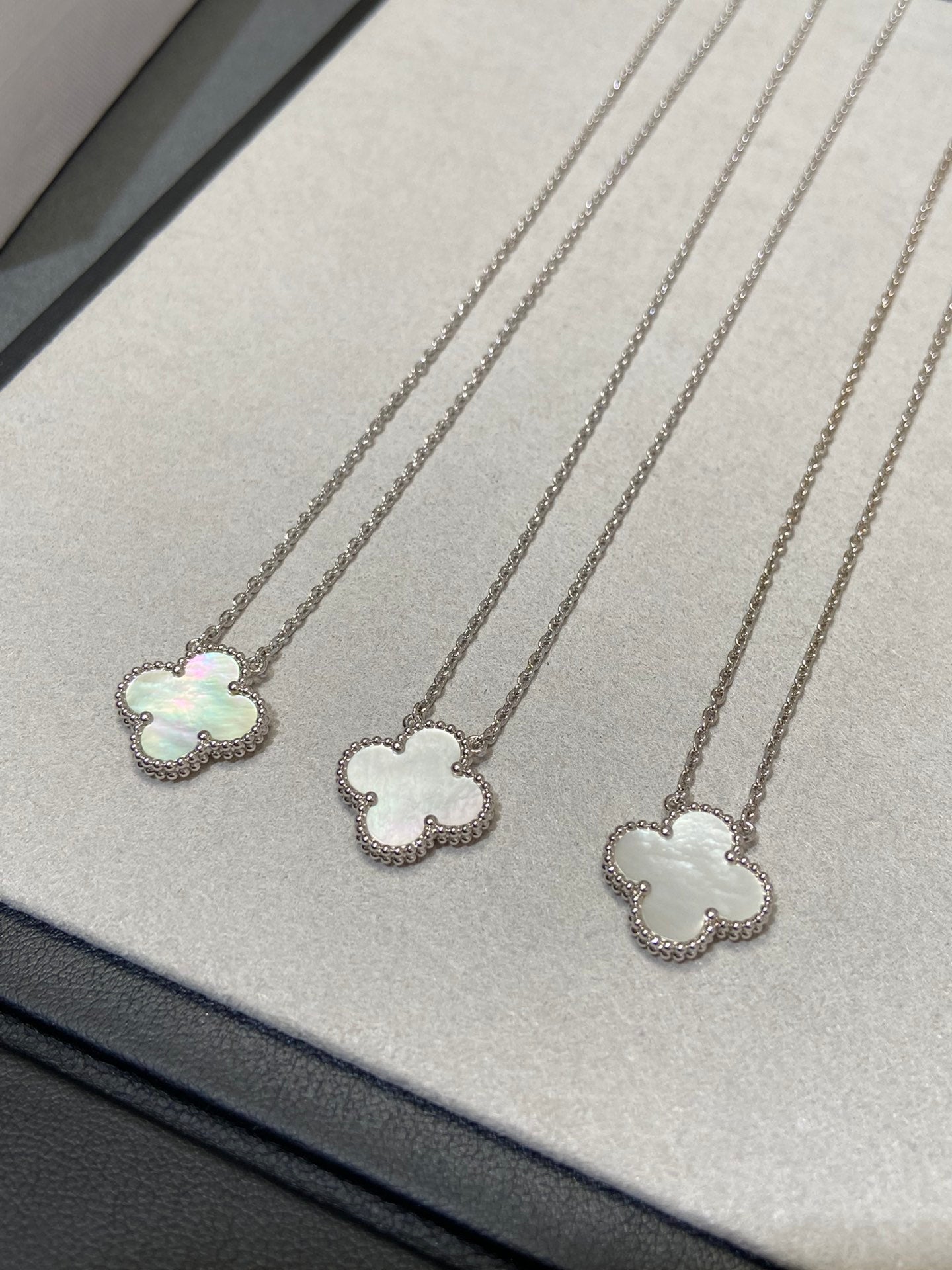 [Liorra]CLOVER MEDIUM SILVER WHITE MOP NECKLACE