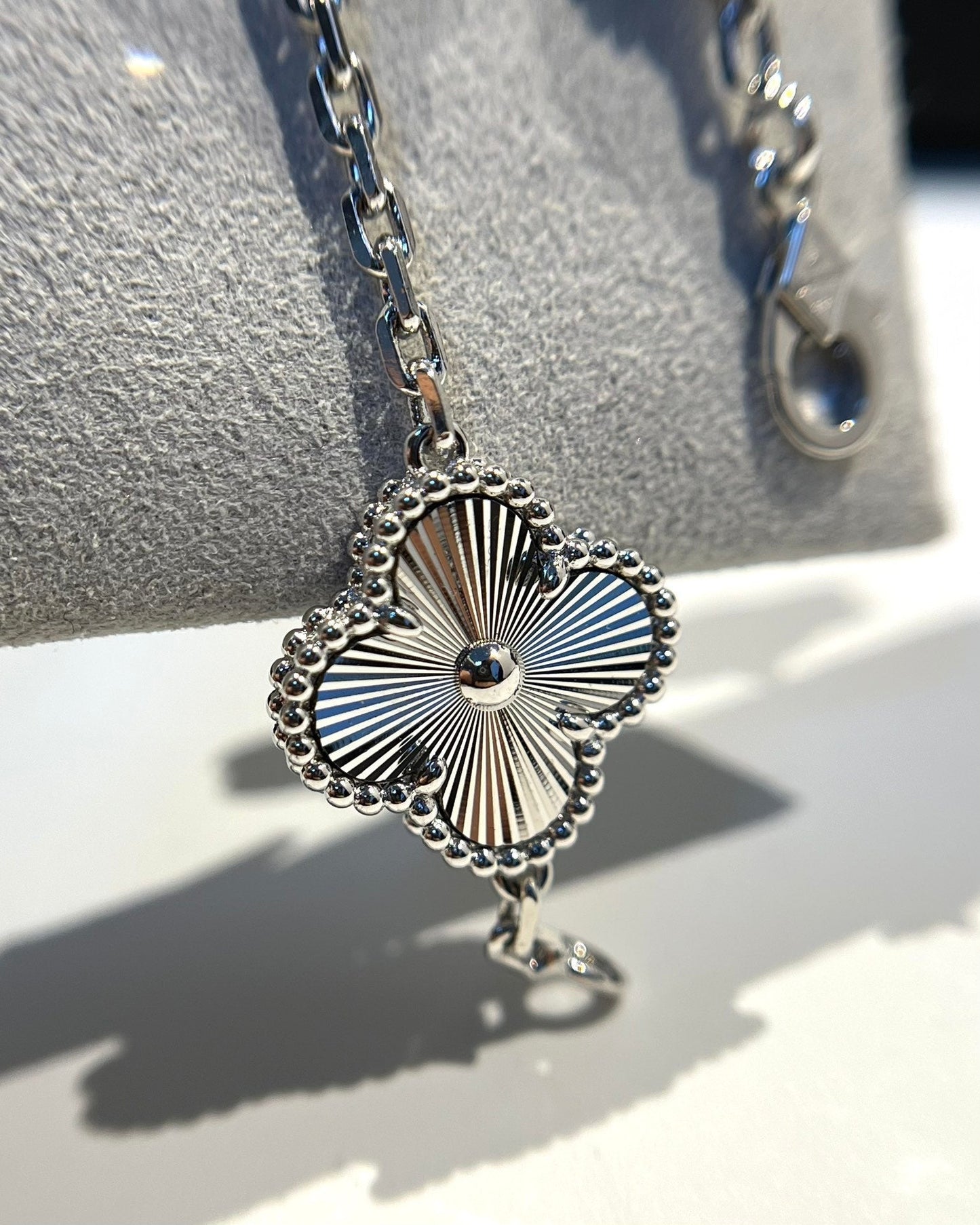 [Liorra] CLOVER 5 MOTIF LASER BRACELET COLLECTION