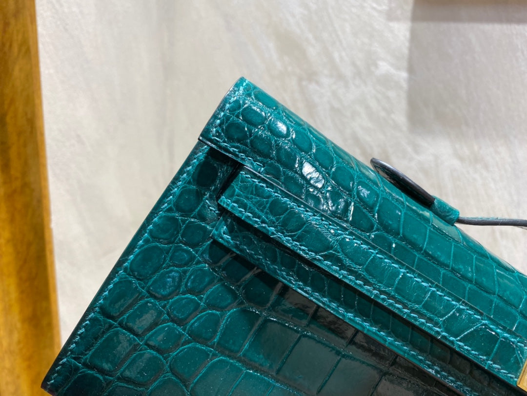 KELLY CUT 31 IN PINE GREEN SHINNY ALLIGATOR LEATHER WITH GOLD HARDWARE (MADE-TO-ODER)