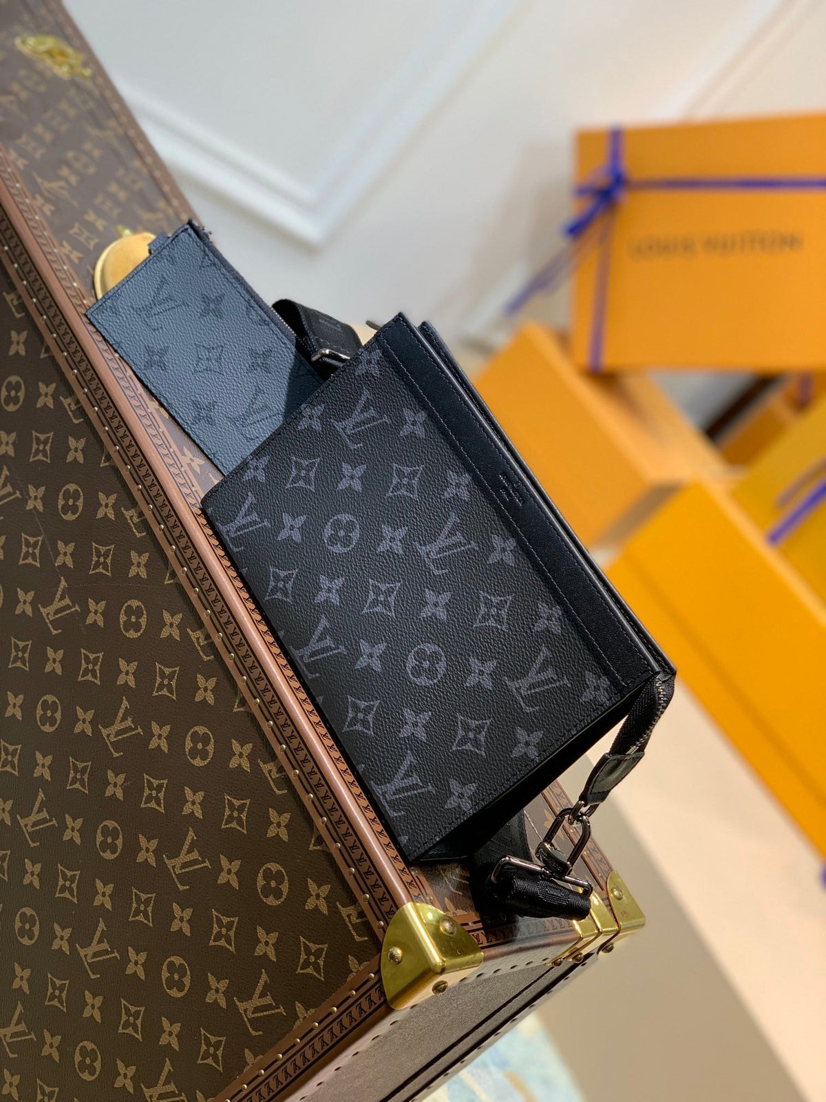 ANPHA WEARABLE WALLET 18 IN BLACK MONOGRAM ECLIPSE REVERSE CALFSKIN