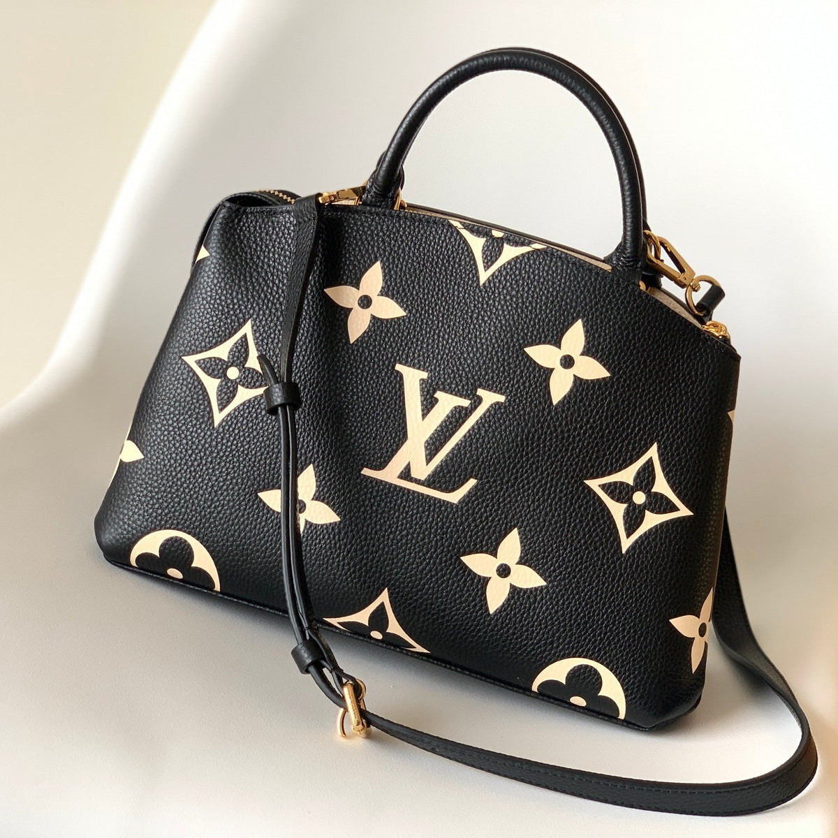 PETIT PALAIS PM MEDIUM SHOULDER BAG 29 IN BLACK MIX BEIGE EMBOSSED COWHIDE GOLD-TONE HARDWARE