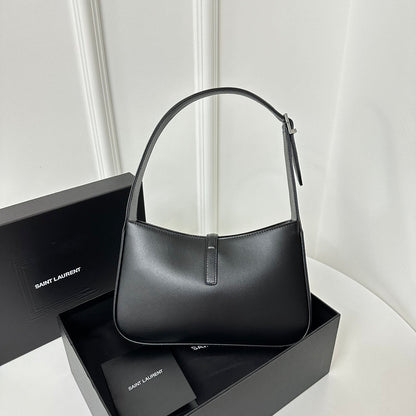 LE 5 À 7 BAG 24 BLACK CALFSKIN WITH SILVER LOGO