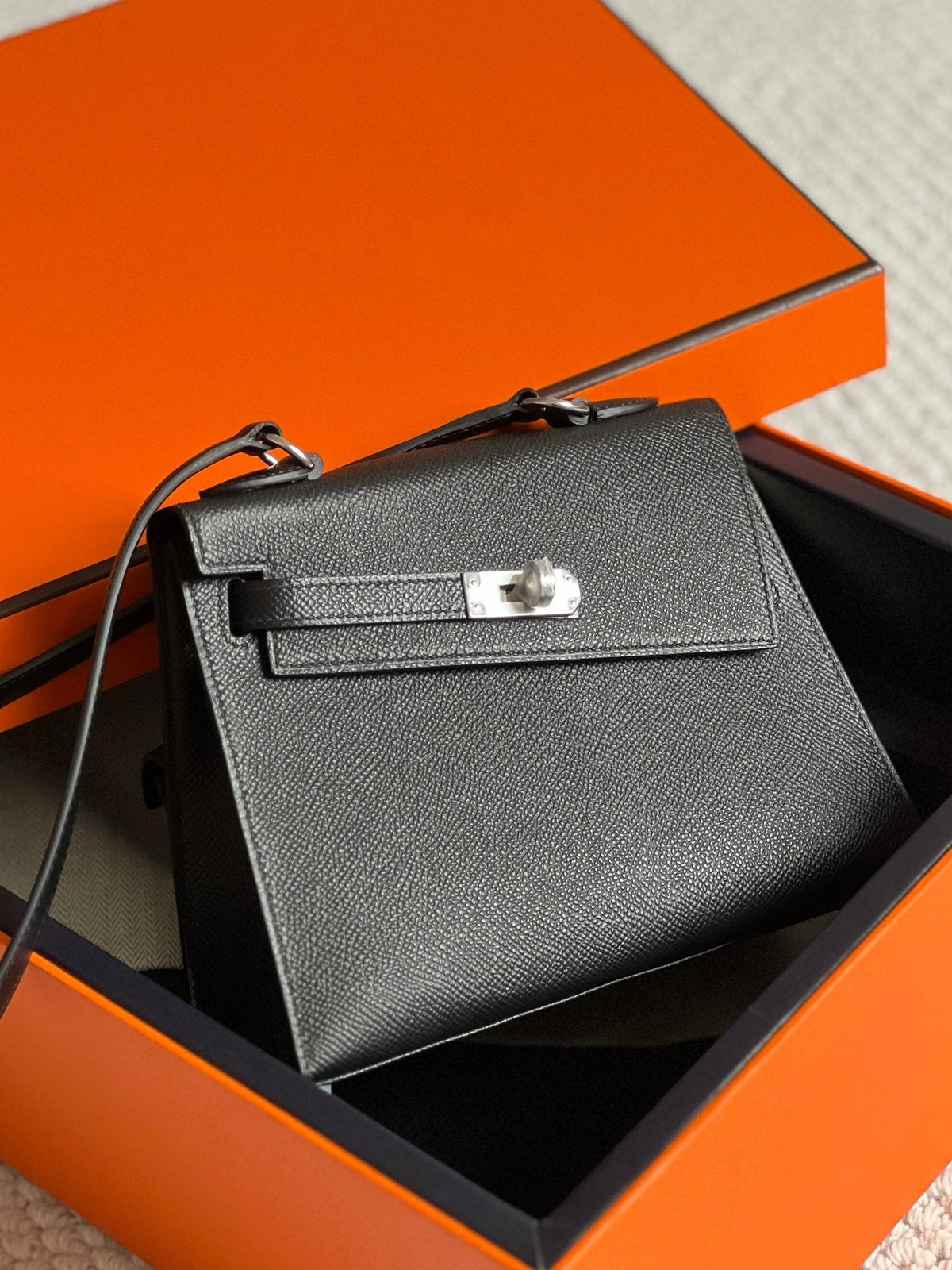 KELLY DESORDRE 20 IN BLACK EPSOM LEATHER WITH SILVER HARDWARE