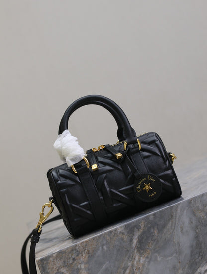 MINI GROOVE BAG 16 IN BLACK MACROCANNAGE CALFSKIN WITH GOLD HARDWARE