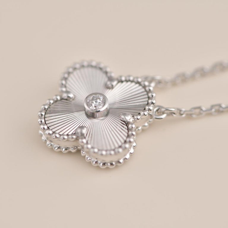 [Liorra]CLOVER  15MM DIAMOND LASER NECKLACE SILVER