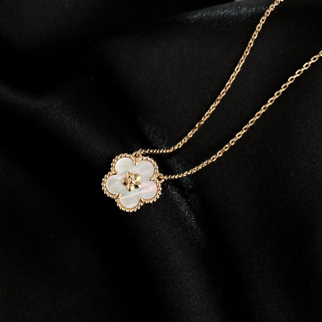 [Liorra]LUCKY  WHITE MOP  PLUM BLOSSOM NECKLACE