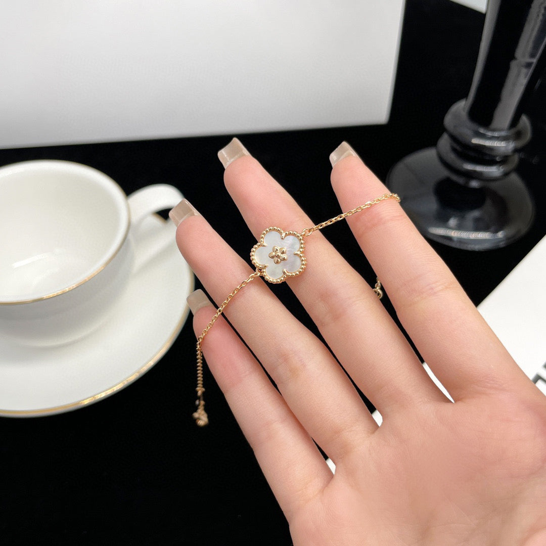 [Liorra]LUCKY  WHITE MOP  PLUM BLOSSOM NECKLACE