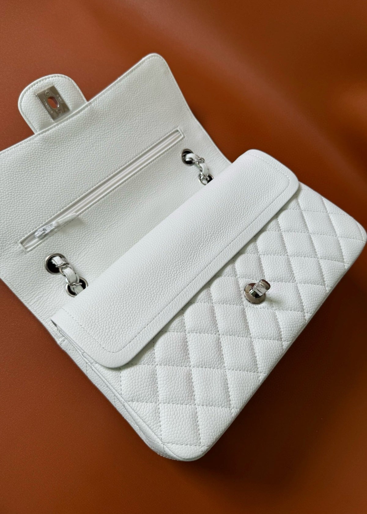 FLAP BAG 25 IN WHITE CAVIAR LAMBSKIN SILVER HARDWARE