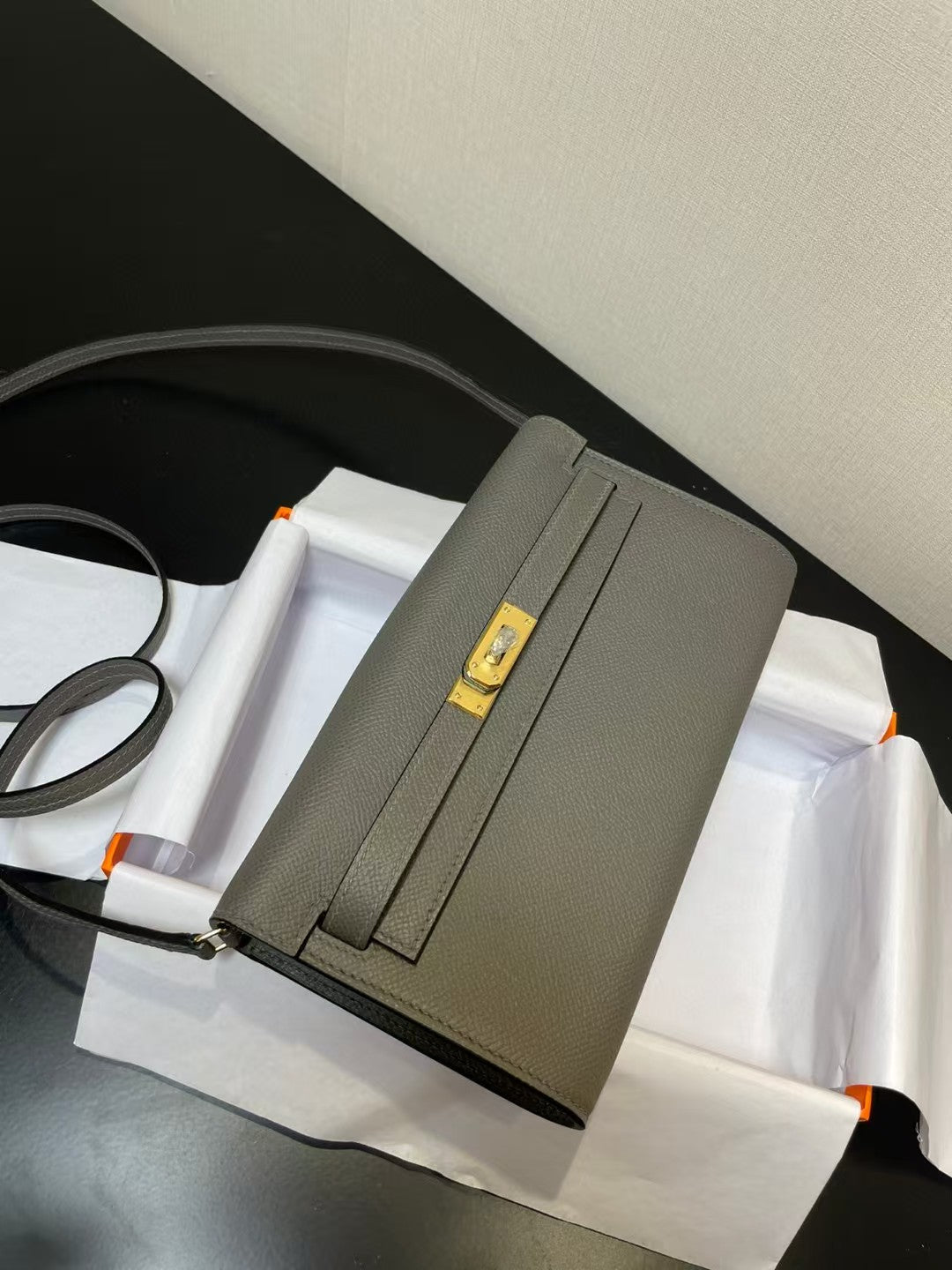 KELLY CLASSIQUE TO GO WALLET EPSOM 20 IN GREY WITH GOLD HARDWARE