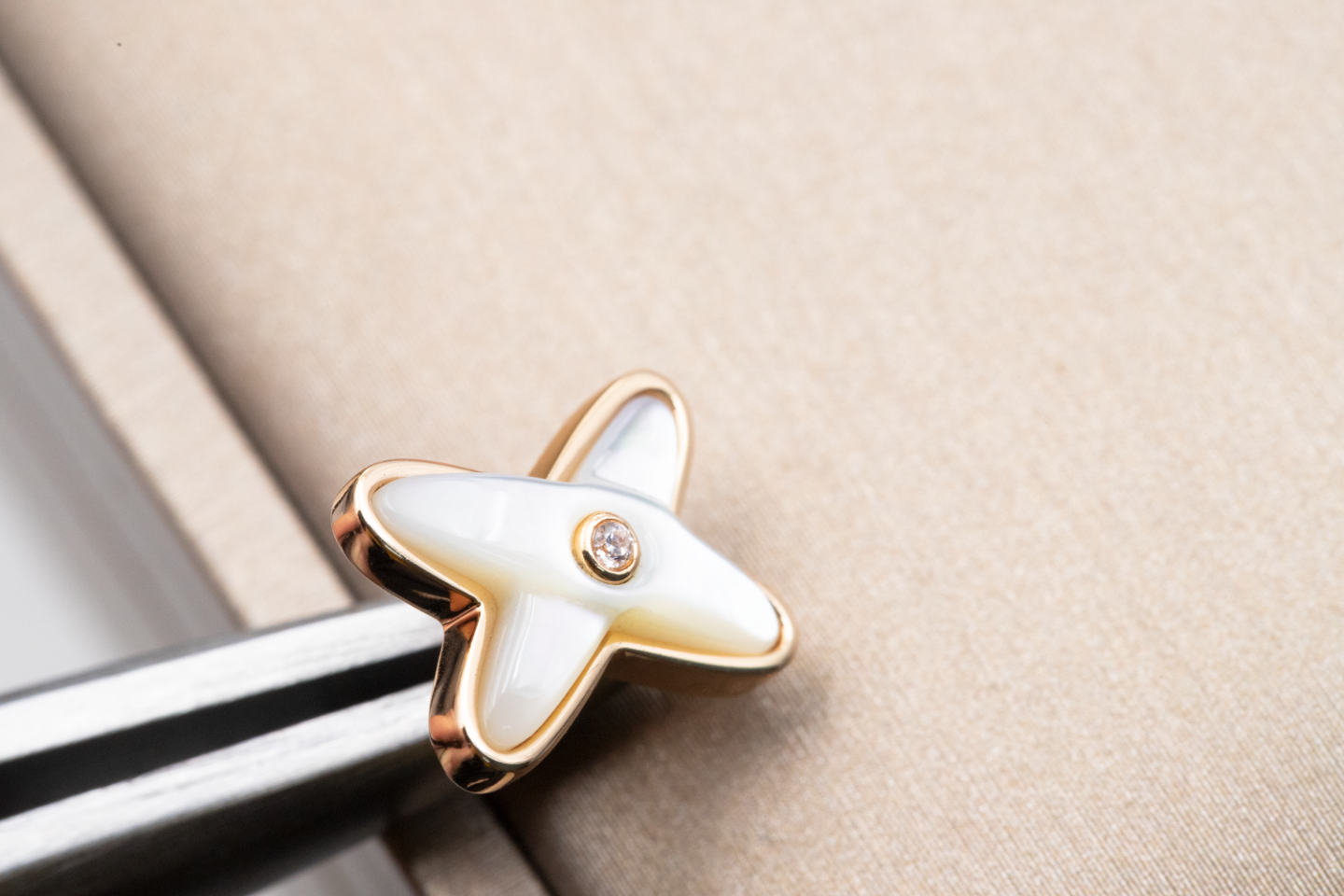 [Liorra]JEUX DE WHITE MOP PINK GOLD DIAMOND EARRINGS