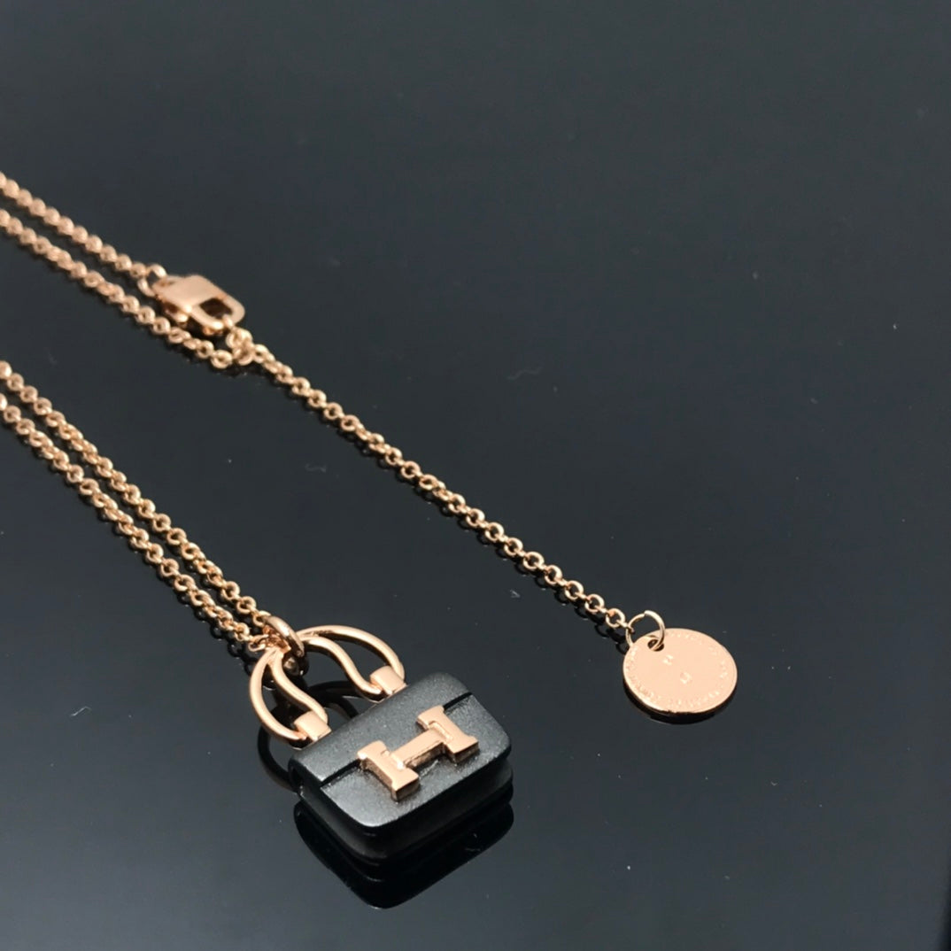 [Liorra]WOMEN'S HM AMULETTES CONSTANCE PENDANT NECKLACE