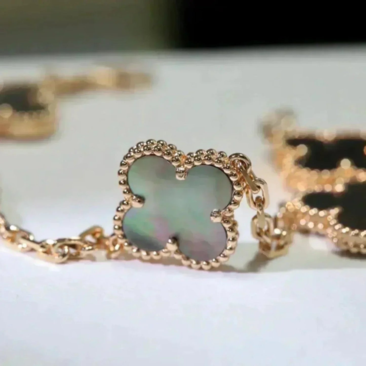 [Liorra] CLOVER 5 MOTIF GRAY MOP BRACELET COLLECTION