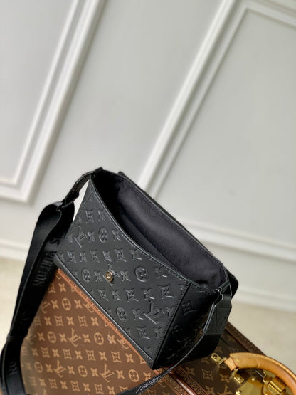 PULSE MESSENGER 26.6 IN BLACK MONOGRAM SHADOW EMBOSSED CALFSKIN