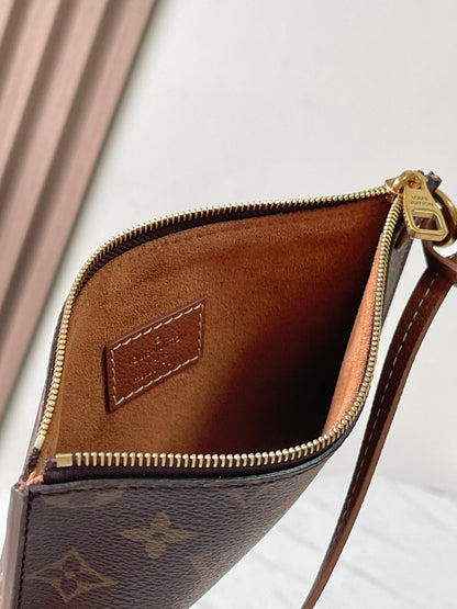 LOW KEY CABAS 47 IN SASSY SALMON GRAINED CALFSKIN GOLD BUCKLE