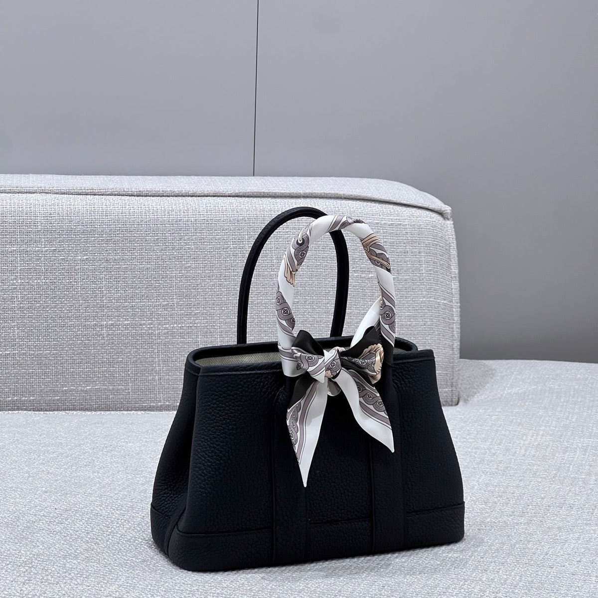 GARDEN PARTY 23CM IN BLACK CALFSKIN