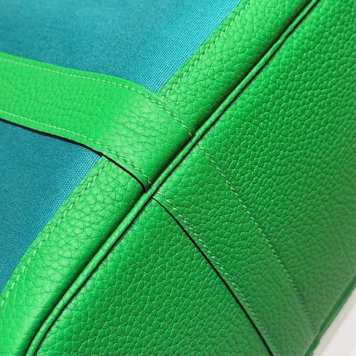 GARDEN PARTY 30CM IN CADMIUM GREEN TOILETS COTTON CANVAS AND GREEN CALFSKIN