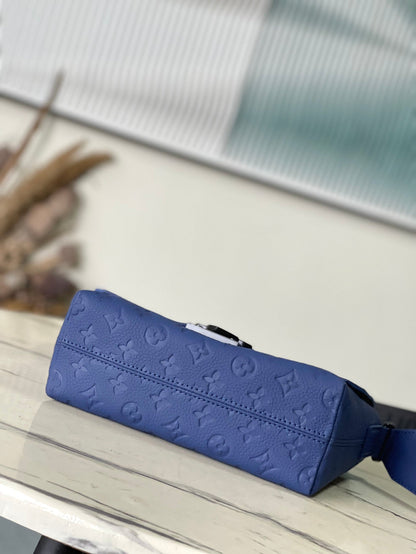 S-CAPE MESSENGER 28 IN SAPPHIRE BLUE TAURILLON