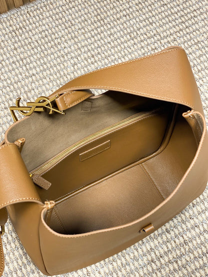 LE 5 À 7 LARGE SUPPLE BAG 31 IN TORTILLA BROWN CALFSKIN