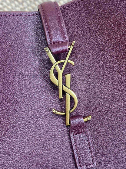 LE 5 À 7 SMALL SUPPLE 22 IN GRAPE PURPLE CALFSKIN GOLD BUCKLE