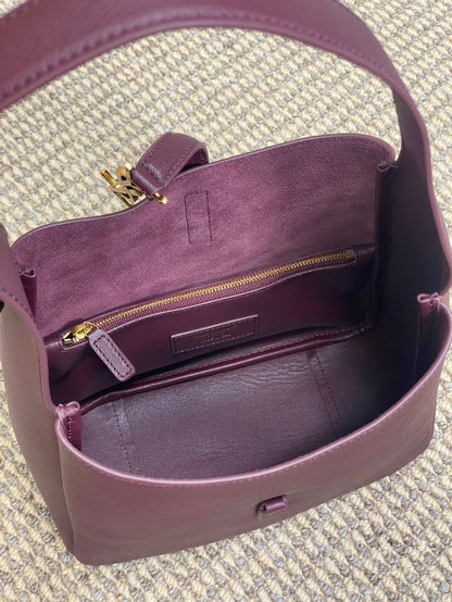 LE 5 À 7 SMALL SUPPLE 22 IN GRAPE PURPLE CALFSKIN GOLD BUCKLE