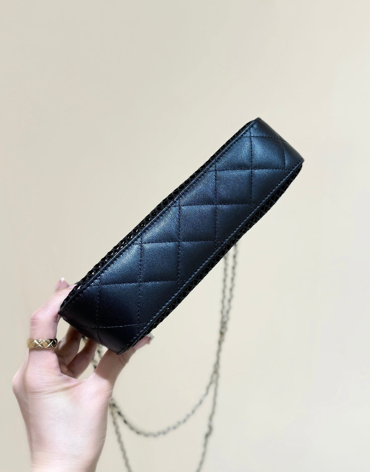 MESH POUCH 20 IN BLACK EFFECT LAMBSKIN WITH GOLD HARDWARE