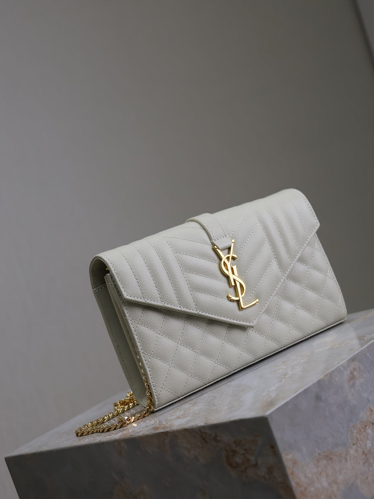 ENVELOPE CHAIN BAG 22 IN LIGHT GRAY LAMBSKIN GOLD HARDWARE