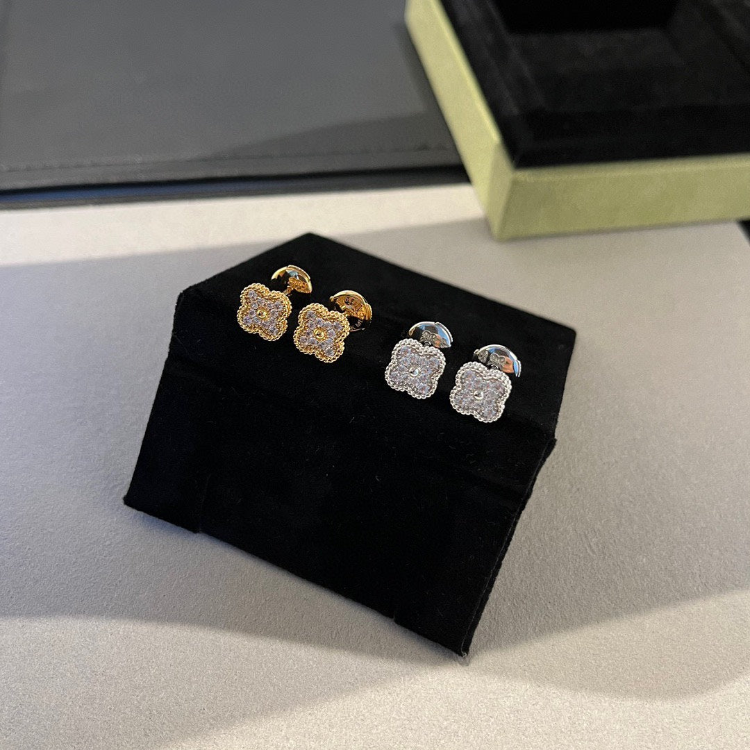 [Liorra]CLOVER MINI DIAMOND STUD EARRINGS