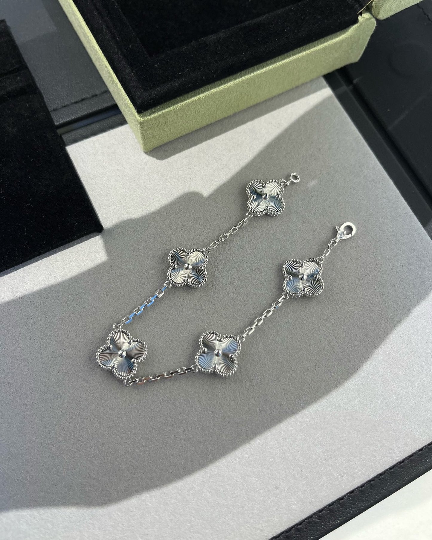 [Liorra] CLOVER 5 MOTIF LASER BRACELET COLLECTION